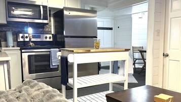 Een koelkast, een magnetron, een oven, een kookplaat