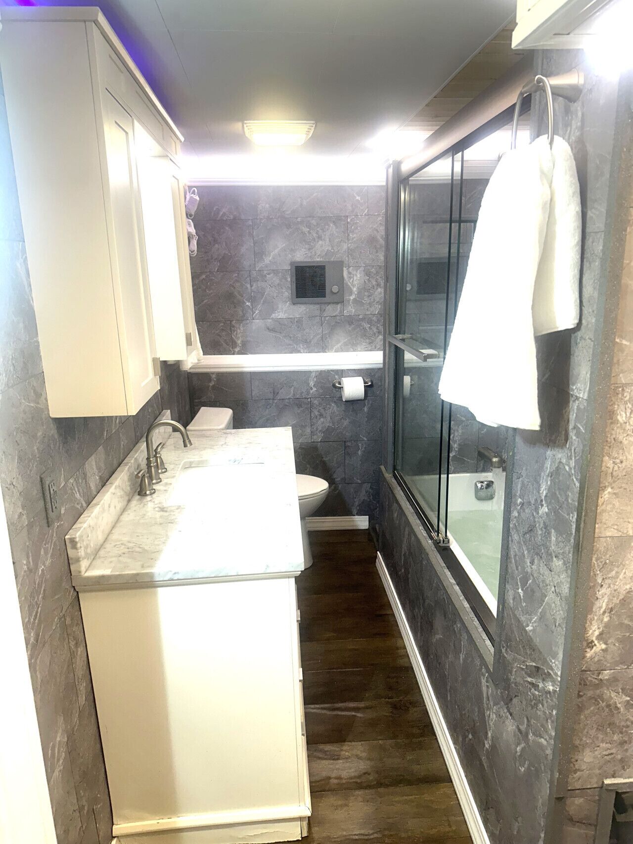 Séchoir à cheveux, serviettes fournies