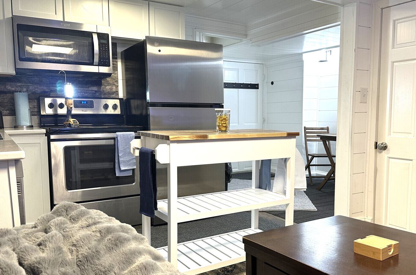 Kjøleskap, mikrobølgeovn, ovn og kokeplater