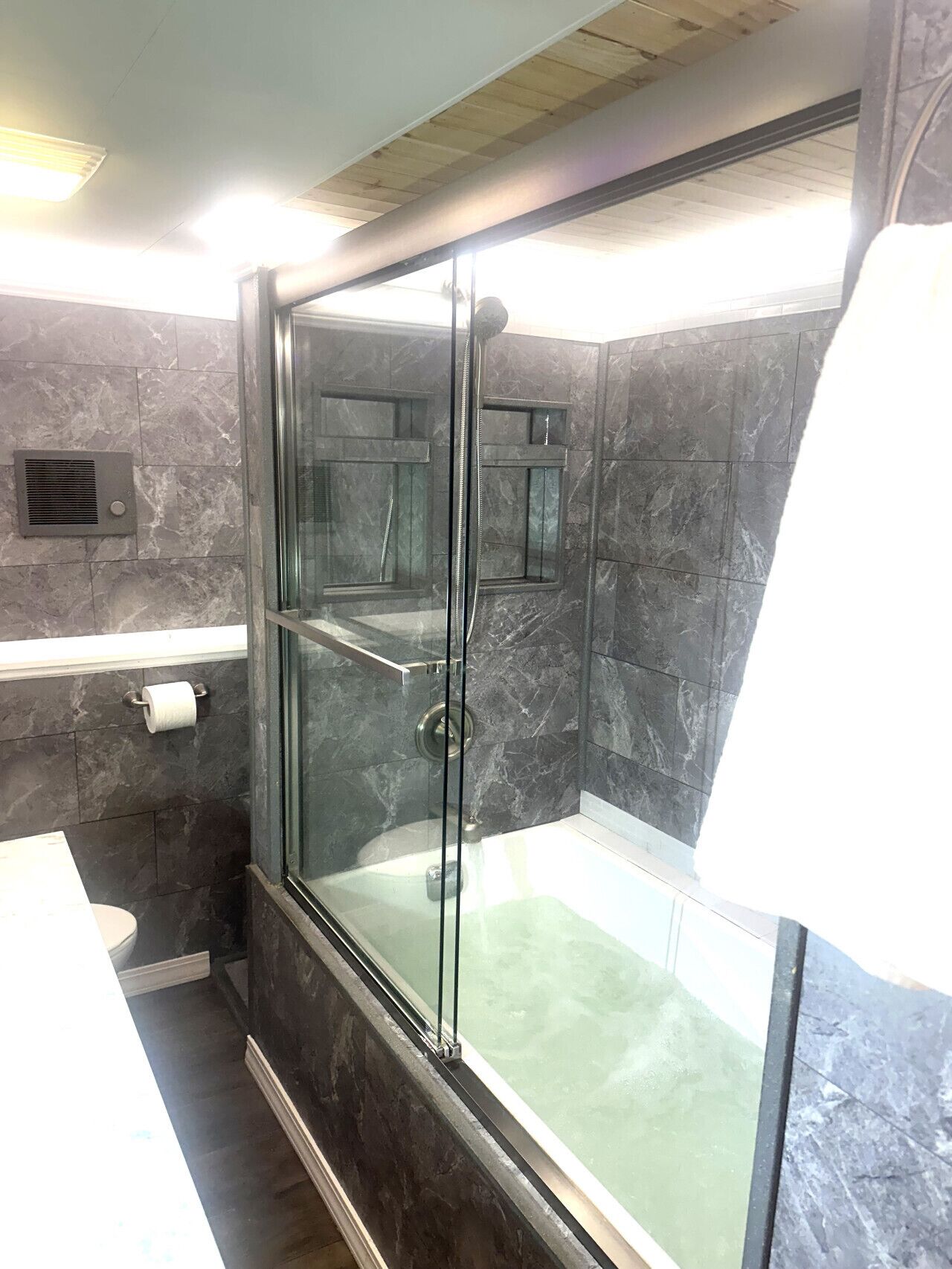 Séchoir à cheveux, serviettes fournies