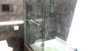 Séchoir à cheveux, serviettes fournies