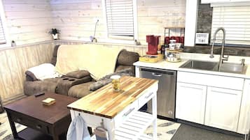 Smart TV, chimenea, libros y oficina