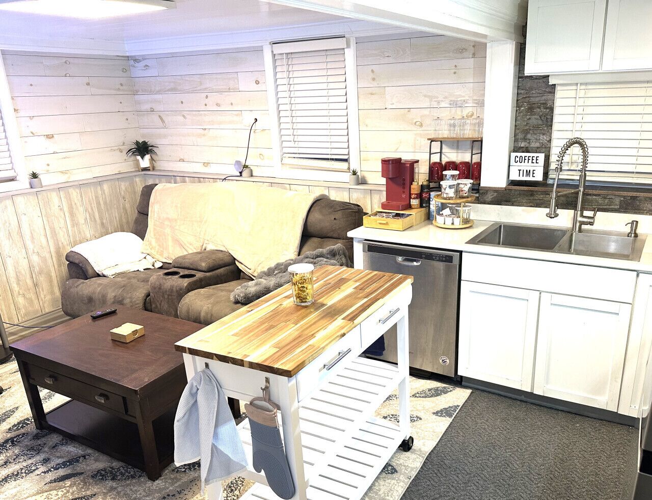 Smart TV, fireplace, books, offices