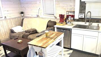 Smart-TV, Kamin, Bücher, Arbeitsbereiche