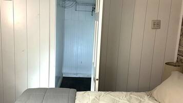 1 Schlafzimmer, Schreibtisch, Bügeleisen/Bügelbrett, Reisekinderbett