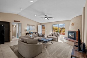 Smart-TV, Tischtennisplatte, Arbeitsbereiche