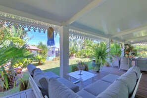 Outdoor dining - Villa Emeraude Montvert les Hauts - classée 4 étoiles, climatisée avec piscine (Saint Pierre)