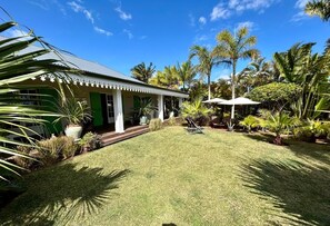 Exterior - Villa Emeraude Montvert les Hauts - classée 4 étoiles, climatisée avec piscine (Saint Pierre)