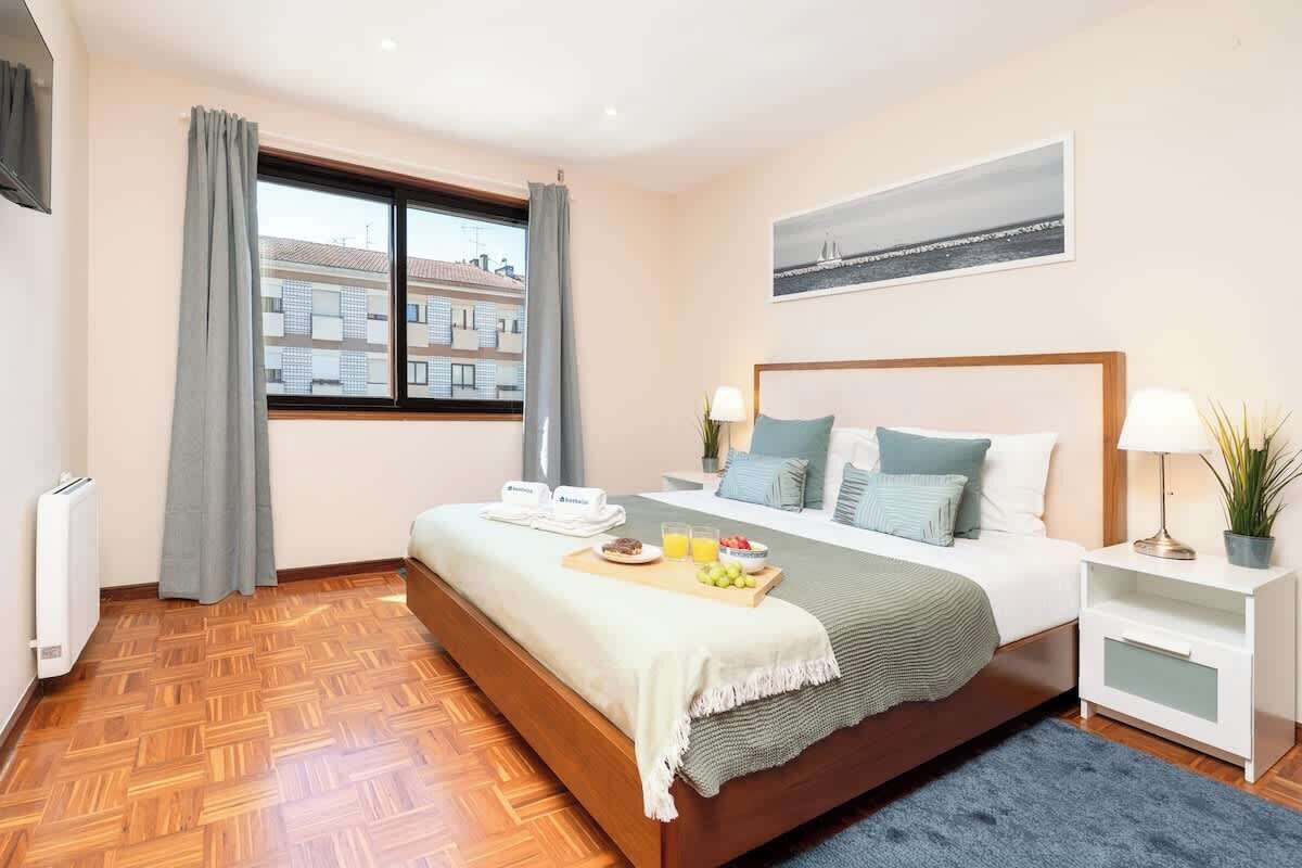 3 habitaciones, tabla de planchar con plancha y cuna de viaje 