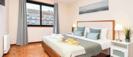 3 habitaciones, tabla de planchar con plancha y cuna de viaje