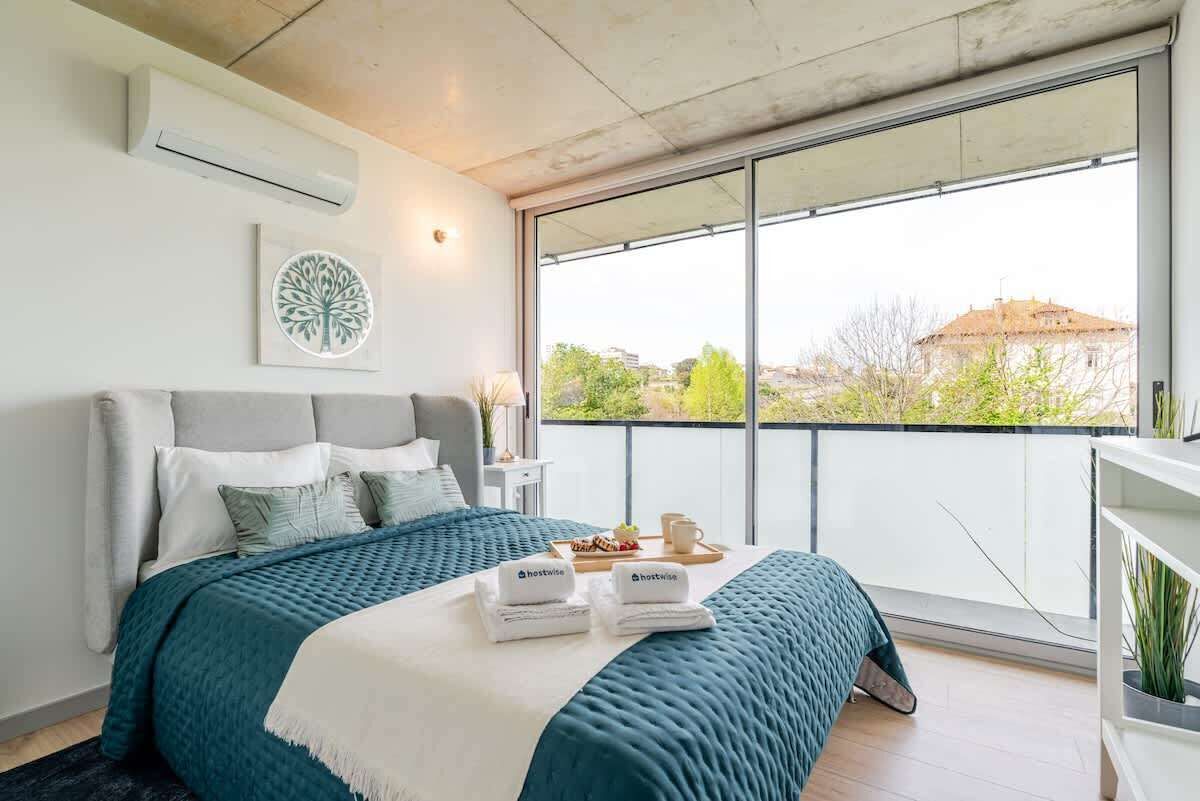 Iron/ironing board, travel crib, free WiFi, bed sheets