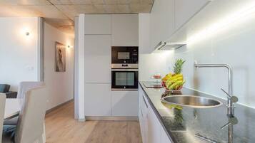 Een koelkast, een microgolfoven, een oven, een kookplaat