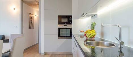 Frigorífico, microondas, horno y placa de cocina