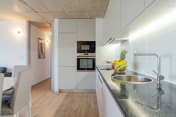 Kühlschrank, Mikrowelle, Ofen, Herdplatte