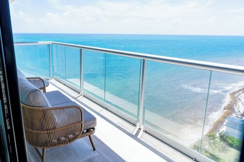 Wake up to the sea: private balcony and 2 pools