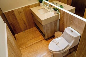 Sèche-cheveux, serviettes fournies, shampoing