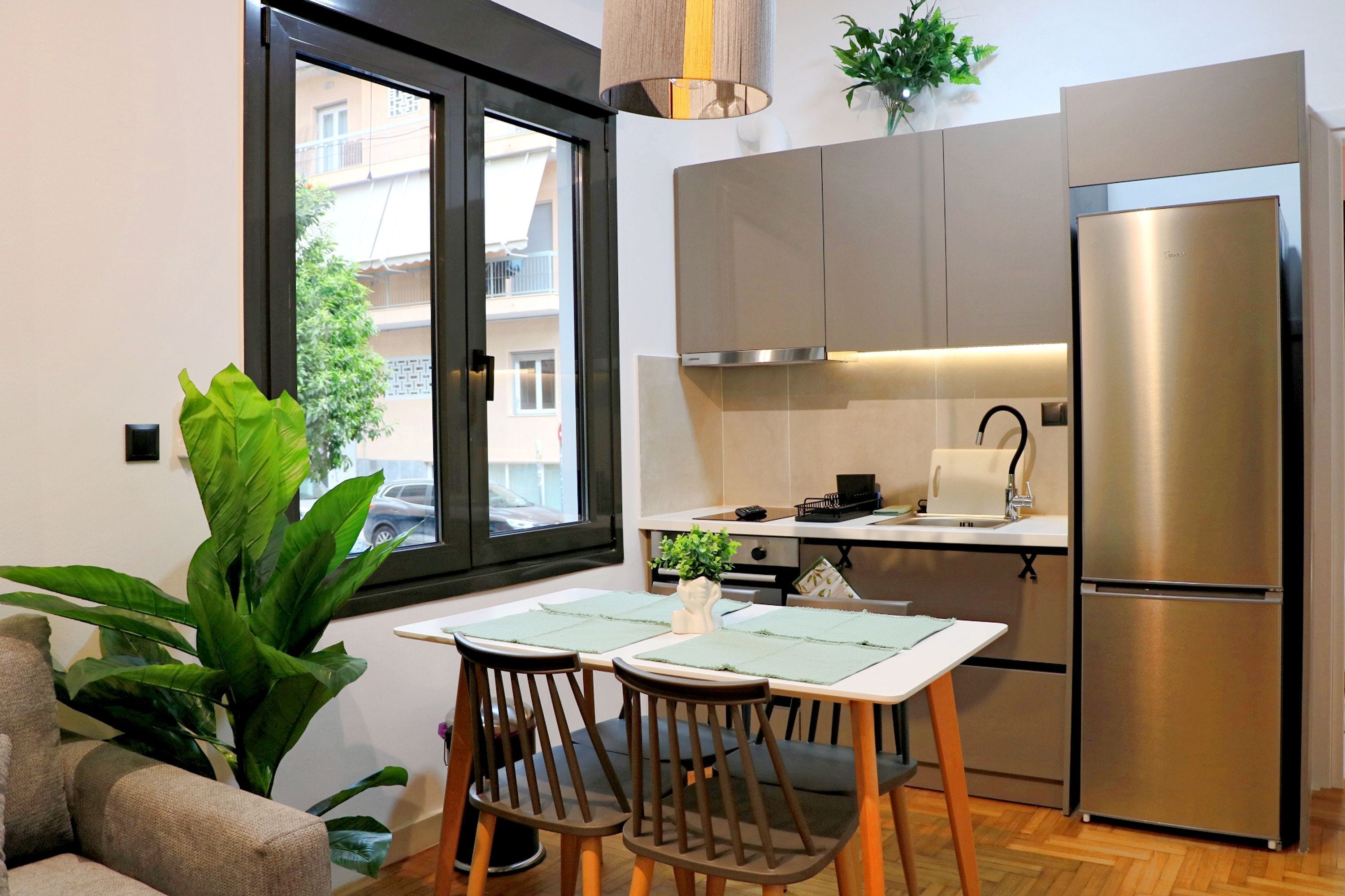 Kylskåp, ugn, spishäll och grytor/köksredskap