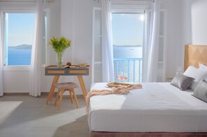 1 habitación, escritorio, tabla de planchar con plancha y cuna de viaje 