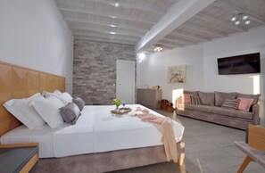 1 habitación, escritorio, tabla de planchar con plancha y cuna de viaje 