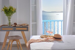 1 habitación, escritorio, tabla de planchar con plancha y cuna de viaje 