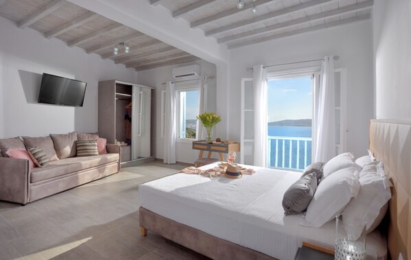 1 habitación, escritorio, tabla de planchar con plancha y cuna de viaje 