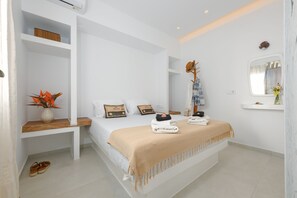 1 chambre, bureau, fer et planche à repasser, lit parapluie