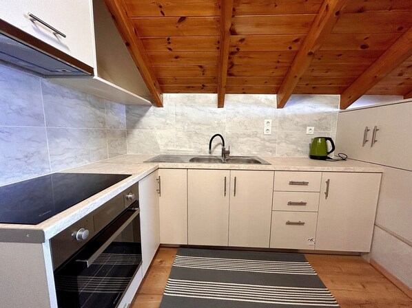 Fridge, oven, toaster, cookware/dishes/utensils