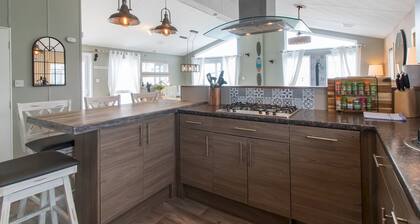 Pass the Keys | Cozy 2-Bed Lodge by the Sea – Whitley Bay Retreat