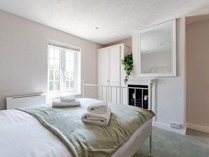 1 bedroom, free WiFi, bed sheets - Magnolia Cottage, your cosy Getaway! | Pass the Keys (Little Waltham)