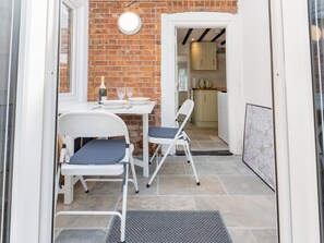 Outdoor dining - Magnolia Cottage, your cosy Getaway! | Pass the Keys (Little Waltham)