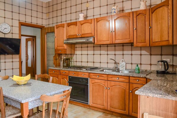 Fridge, oven, stovetop, coffee/tea maker