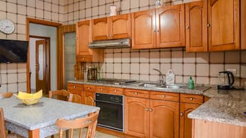 Fridge, oven, stovetop, coffee/tea maker