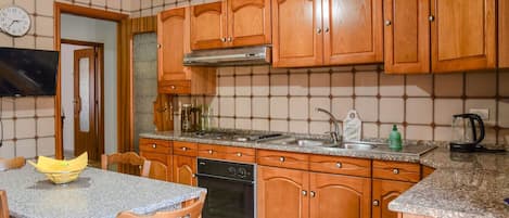 Fridge, oven, stovetop, coffee/tea maker