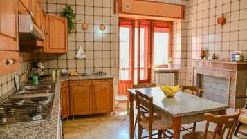 Kühlschrank, Ofen, Herdplatte, Wasserkocher mit Kaffee-/Teezubehör