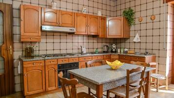 Kühlschrank, Ofen, Herdplatte, Wasserkocher mit Kaffee-/Teezubehör