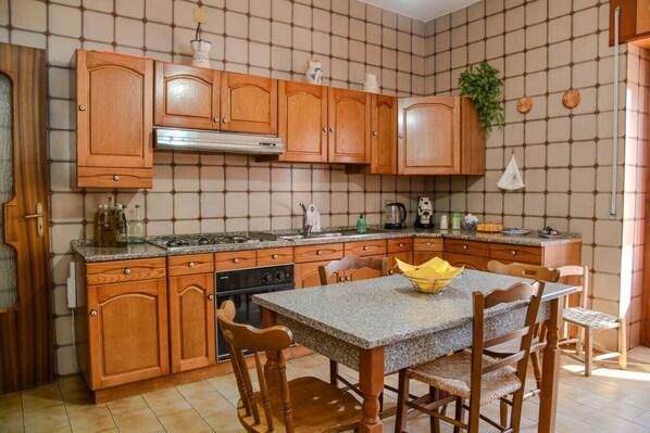 Réfrigérateur, four, plaque de cuisson, cafetiÚre/bouilloire