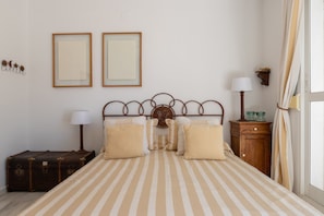 4 bedrooms, iron/ironing board