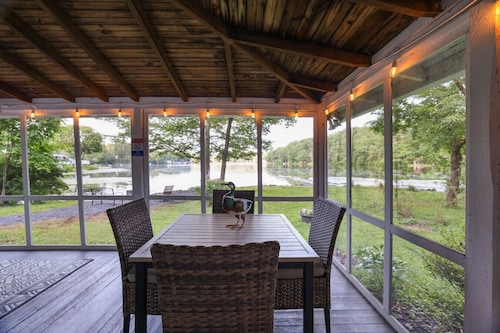 Lakefront Haven: Modern Cottage