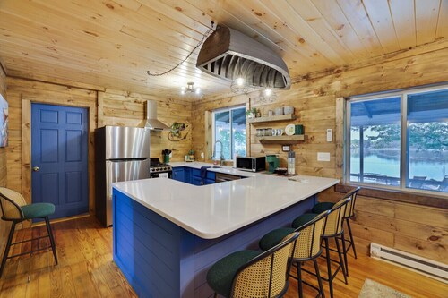 Lakefront Haven: Modern Cottage