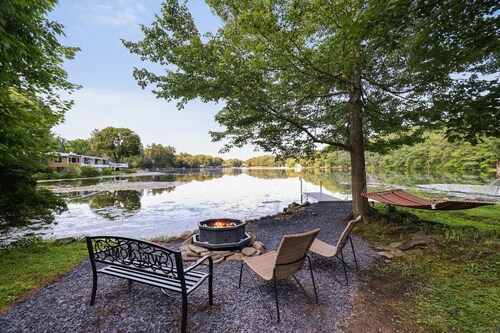 Lakefront Haven: Modern Cottage