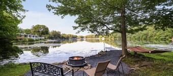 Lakefront Haven: Modern Cottage