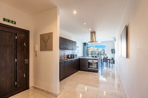 Frigorífico, microondas, horno y placa de cocina