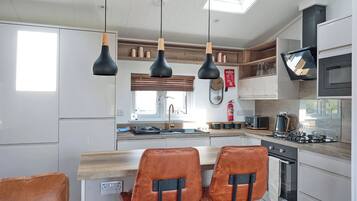 Réfrigérateur, four, plaque de cuisson, grille-pain