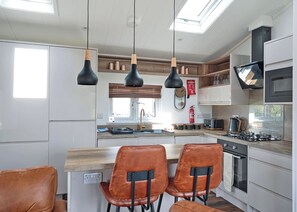 Réfrigérateur, un four, surface de cuisson, grille-pain