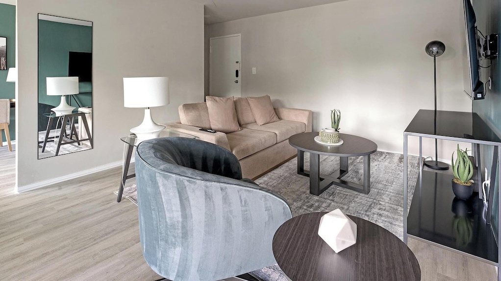 Landing | Chic 1bd, Gym, Pool - Maryland