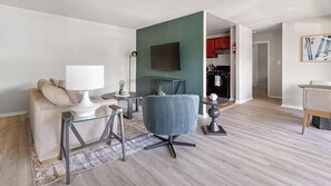 Smart TV - Landing | Chic 1BD, Gym, Pool (Greenbelt)