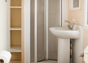 Bathroom - Introducing the Willerby Herald, a 3-bedroom caravan designed with your comfort. (Caister-on-Sea)
