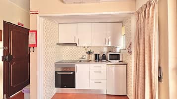 Een koelkast, een microgolfoven, een oven