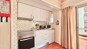 Een koelkast, een microgolfoven, een oven