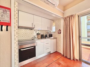 Een koelkast, een microgolfoven, een oven